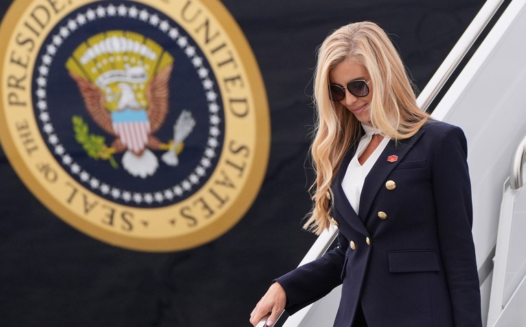 Vì sao thư ký báo chí mới của ông Trump mất chức chỉ sau 5 ngày?