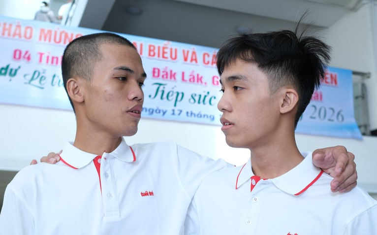 Mừng tủi gặp nhau ở lễ học bổng: Em là HS giỏi quốc gia, anh bệnh nặng vẫn lần thứ 2 đến giảng đường