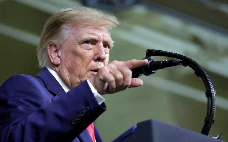 Tin tức thế giới 2-10: Ông Trump dọa đánh Iran 'rất mạnh' nếu dính líu vụ Flydubai; Siêu tàu bị tấn công tại Hormuz