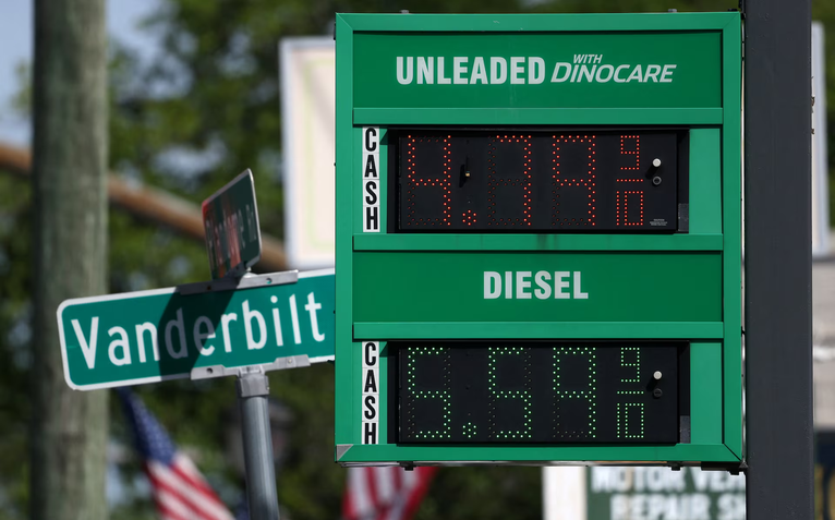 EU họp khẩn ứng phó giá dầu diesel tăng vọt do sức ép từ Mỹ