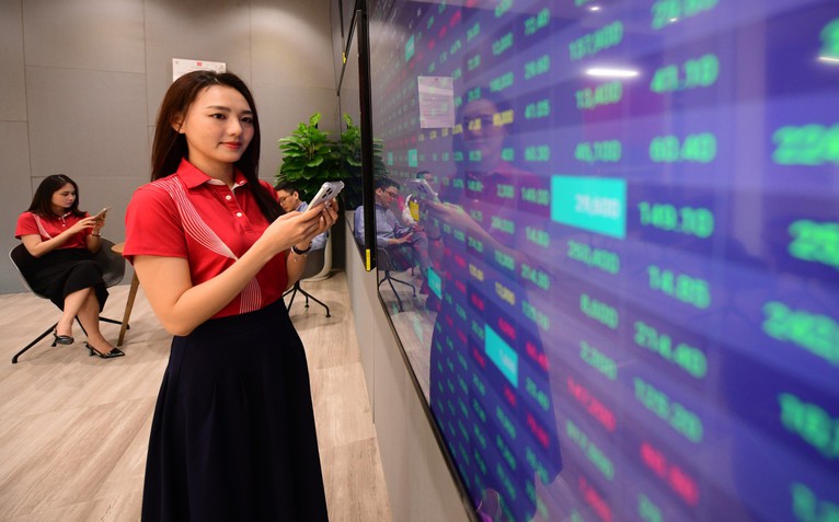 VN-Index thăng hoa hơn 22 điểm dù chứng khoán châu Á đỏ lửa