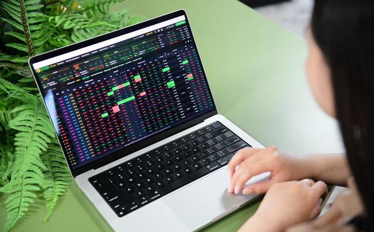 Chứng khoán 27-10: VN-Index điều chỉnh kỹ thuật, nên chốt lời hay giải ngân thêm?