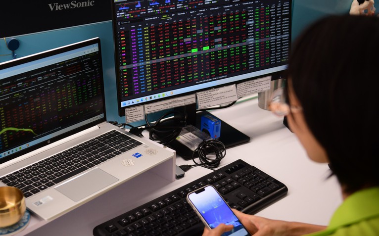 Đọc nhanh 28-10: Cổ phiếu chip kéo Nasdaq tăng 1,18%, lợi nhuận Sacombank giảm hơn 50%