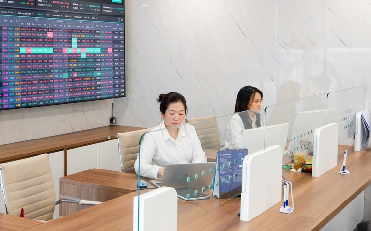 Đọc nhanh 29-10: Phố Wall đi lên khi Fed giữ nguyên lãi suất, Thế Giới Di Động lập kỷ lục mới