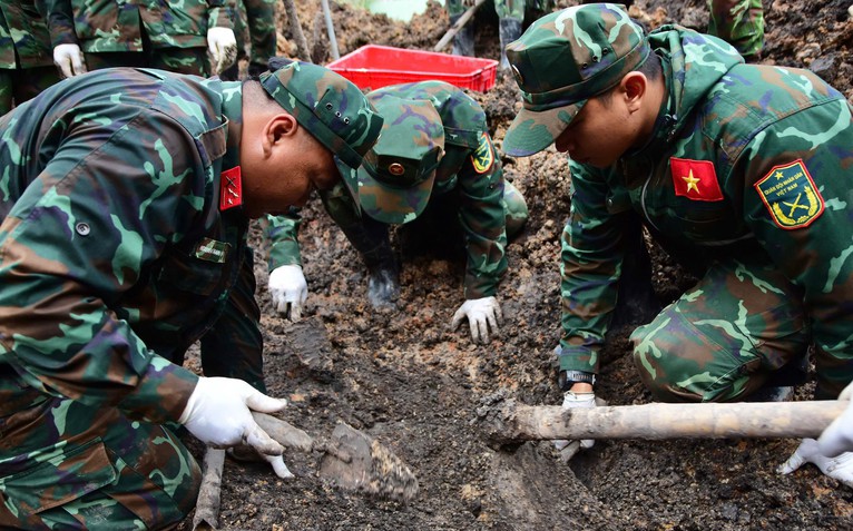 Tiếp tục mở rộng phạm vi tìm kiếm, tìm thấy thêm 8 bộ hài cốt liệt sĩ ở công viên Lê Thị Riêng
