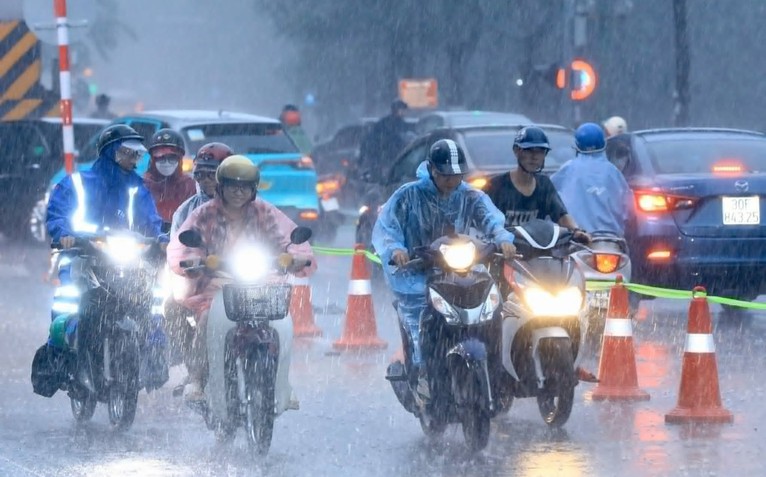 Thời tiết hôm nay 4-10: Không khí lạnh tràn về Bắc Bộ, dải hội tụ vắt qua Nam Bộ gây mưa