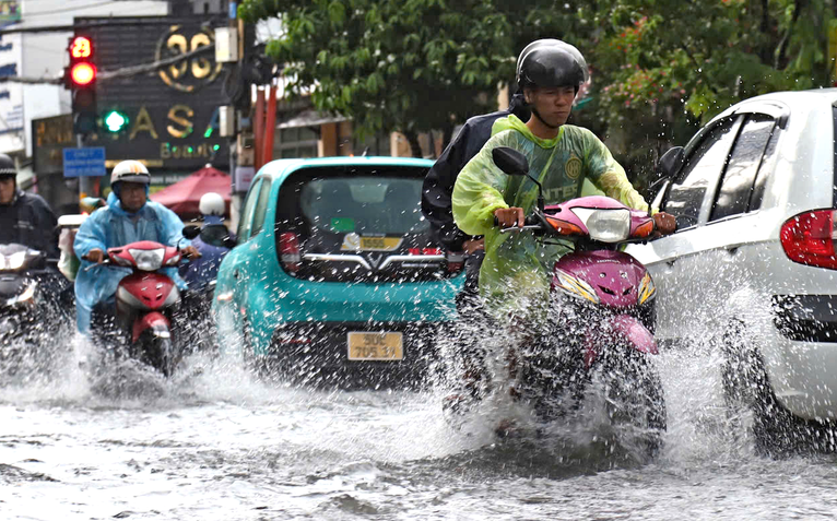Mưa lớn chiều 4-10 khiến nhiều tuyến đường phường Phú Thạnh, Bình Hưng Hòa ngập sâu