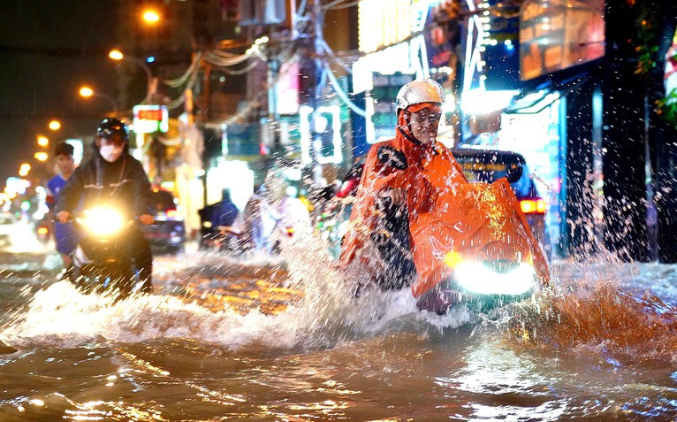 Thời tiết hôm nay 6-10: Mưa to dịch vào miền Trung; Nam Bộ mưa chiều