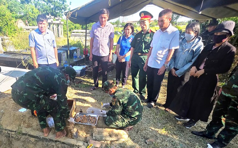 Dân chỉ nơi có nhiều mộ phát hiện lúc làm nhà, bộ đội tìm thấy 14 hài cốt kèm di vật liệt sĩ