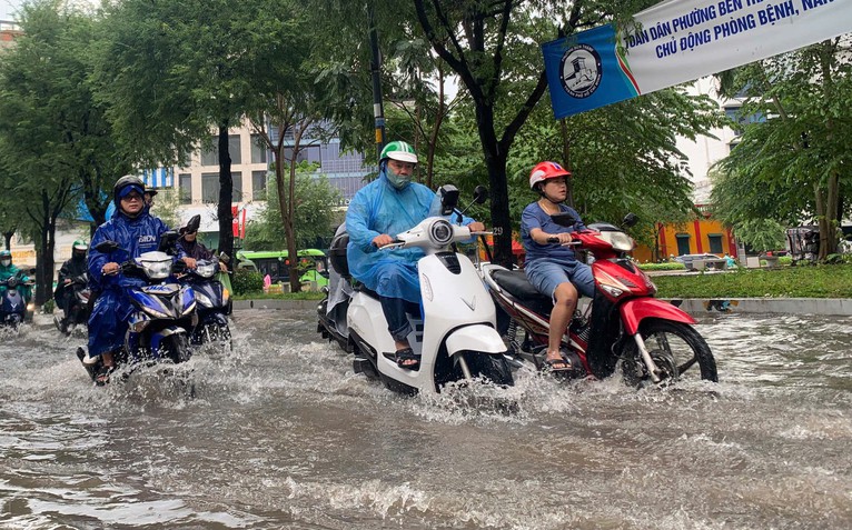 TP.HCM mưa lớn giữa trưa 6-10, đường Lê Lợi và Bùi Viện ngập trong nước