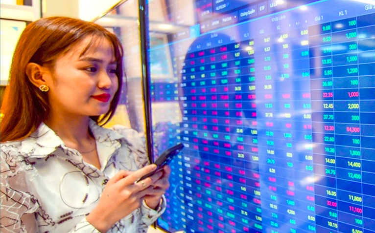 Tin tức sáng 7-10: Dù giảm, hiệu suất của VN-Index vẫn 'đỡ' hơn loạt thị trường trong khu vực