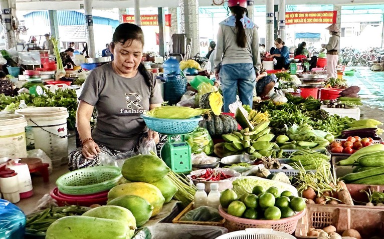 Giá cả đầu ngày: Rau tăng mạnh vì mưa lũ, siêu thị đua giảm giá hàng tươi sống