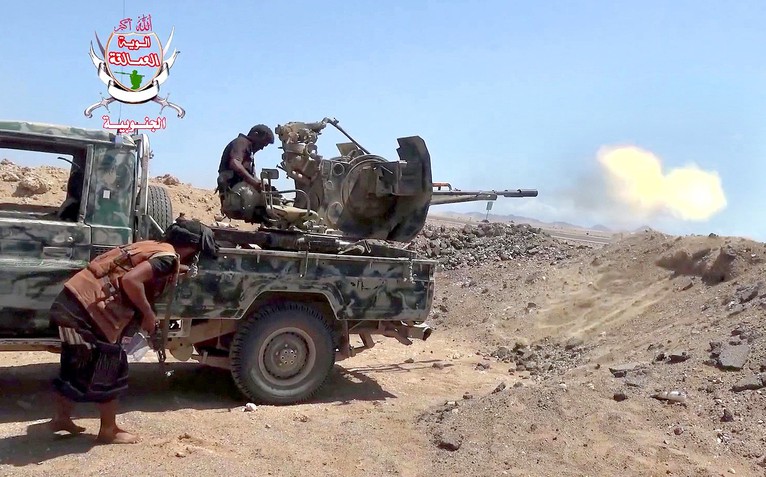 Houthi tập kích loạt sân bay ở Yemen và Saudi Arabia, chiến sự Biển Đỏ nóng trở lại