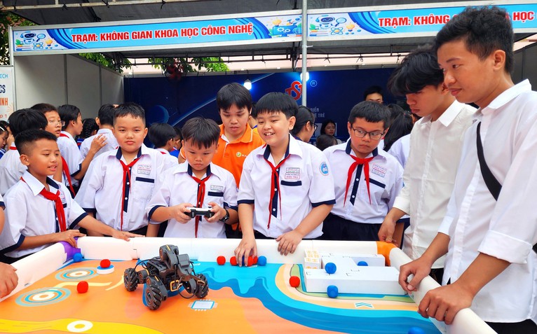Nhiều xã ở TP.HCM mang chuyển đổi số đến gần người dân