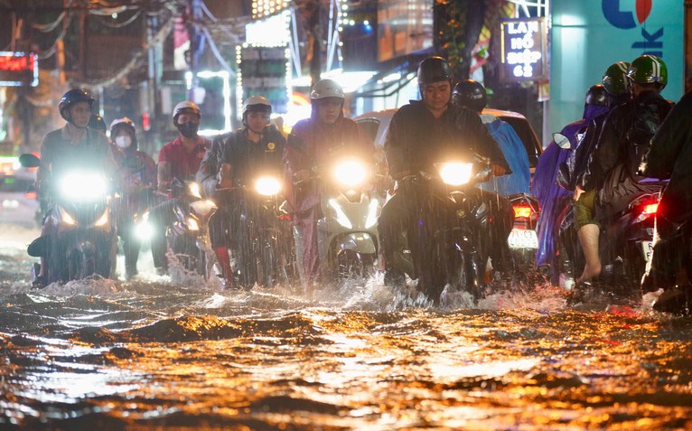 Thời tiết hôm nay 9-10: Miền Trung mưa to, miền Nam mưa kết hợp triều cường