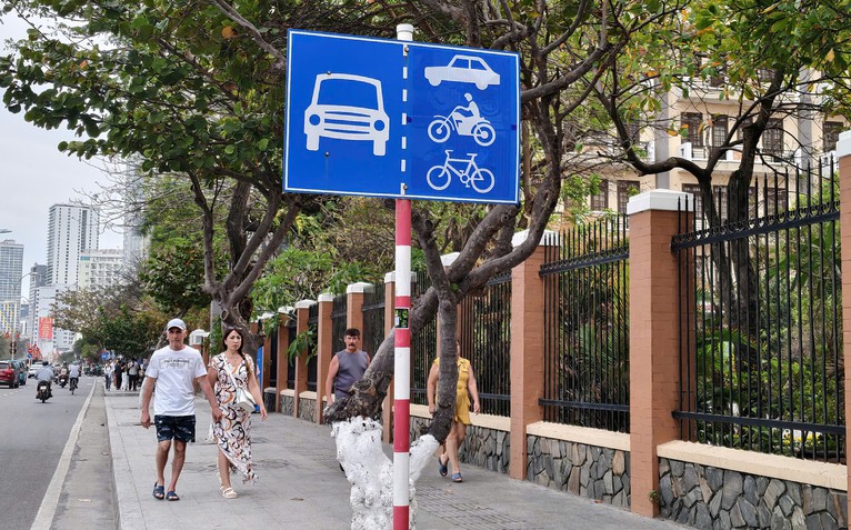 Điều chỉnh biển báo giao thông trên đường Trần Phú ở Nha Trang, xe hơi được lưu thông làn xe máy