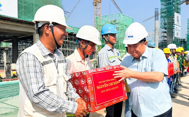 Phó thủ tướng Nguyễn Chí Dũng thăm, tặng quà Tết cho công nhân làm dự án đón APEC 2027 ở Phú Quốc