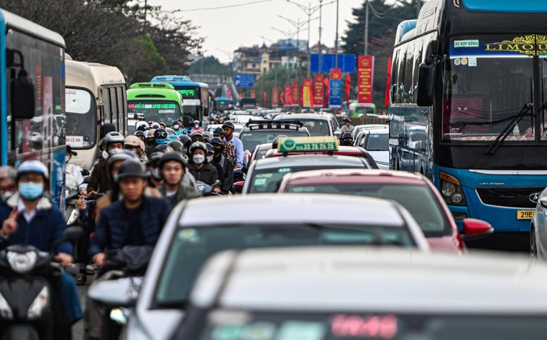 Dòng xe ùn ứ hơn 4km chờ tiến vào Hà Nội, bến xe đông kín người dù chưa hết nghỉ Tết