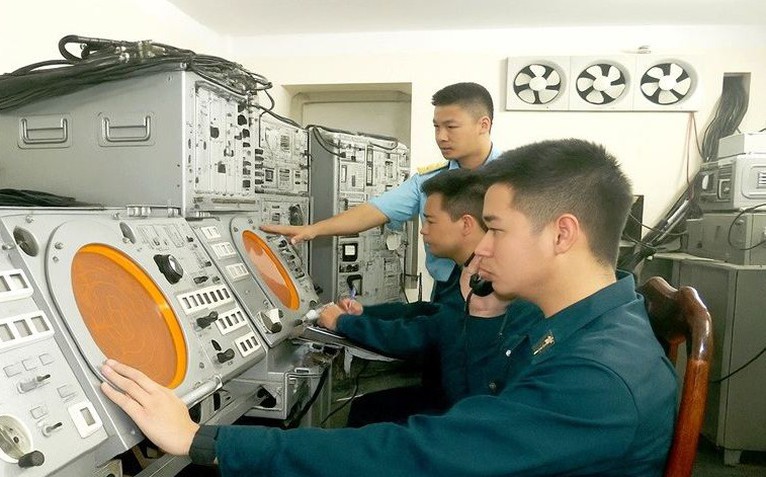 Lính canh trời đón Tết giữa trùng khơi