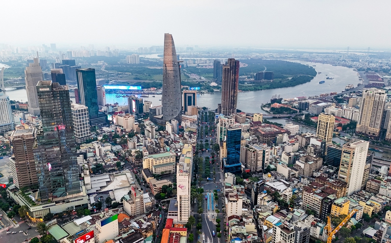 Flycam hướng tuyến đường sắt Bến Thành - Thủ Thiêm, vượt sông Sài Gòn, chạy dọc đường Mai Chí Thọ