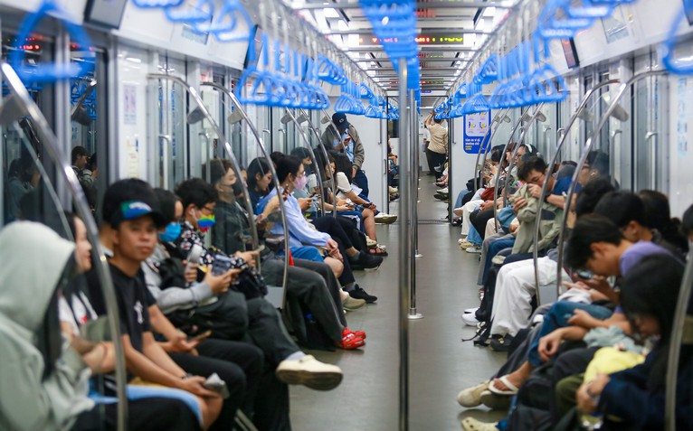 Đi metro số 1 bớt kẹt xe, tiết kiệm hơn khi xăng tăng giá?