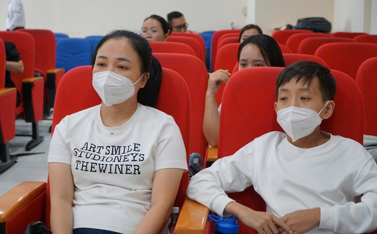 Mẹ hiến thận cứu con, ca ghép đầu tiên tại Bệnh viện Nhi đồng 1