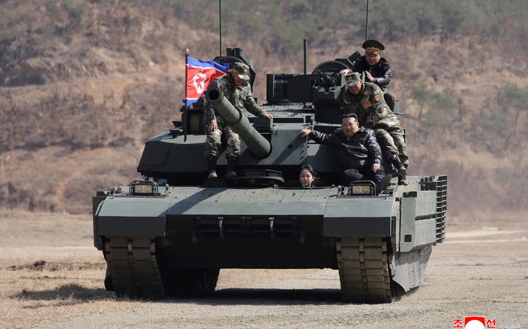 Ông Kim Jong Un và con gái ngồi xe tăng 'không có đối thủ trên thế giới'