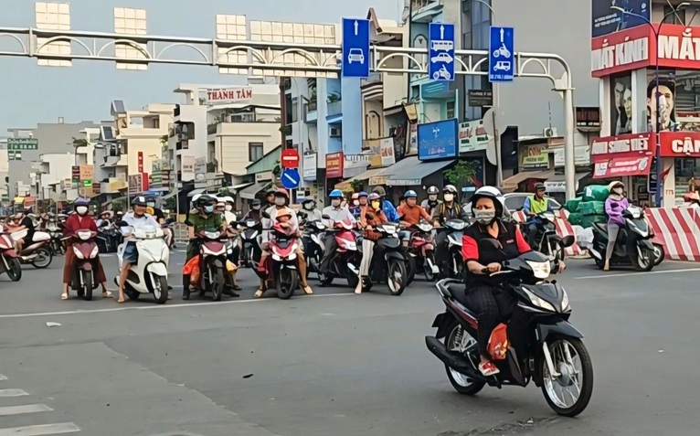 Đèn đỏ chưa kịp chuyển xanh mà cứ bấm còi inh ỏi như tra tấn, đi nhanh vài giây để làm gì?