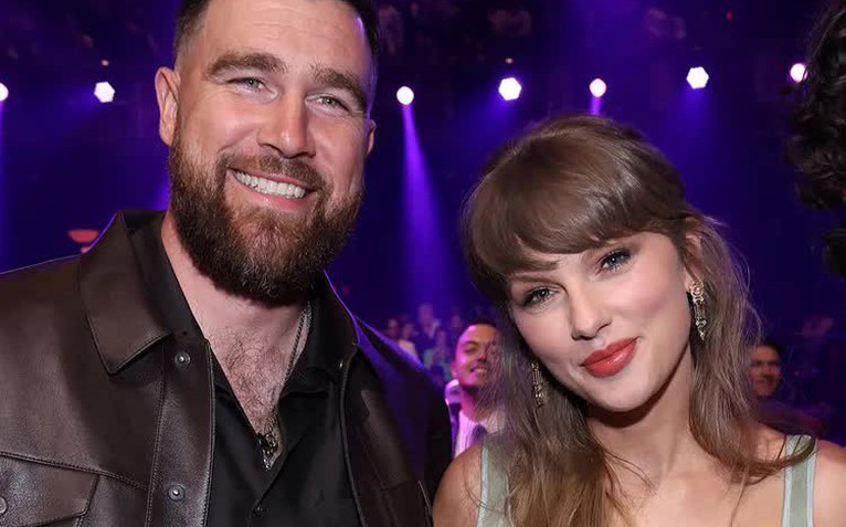 Taylor Swift và hôn phu Travis Kelce tình tứ tại iHeartRadio Music Awards 2026