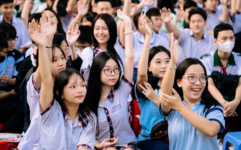 Học sinh TP.HCM 'trẩy hội' Tự tin vào lớp 10: Vừa hỏi tuyển sinh, vừa khám phá bản thân