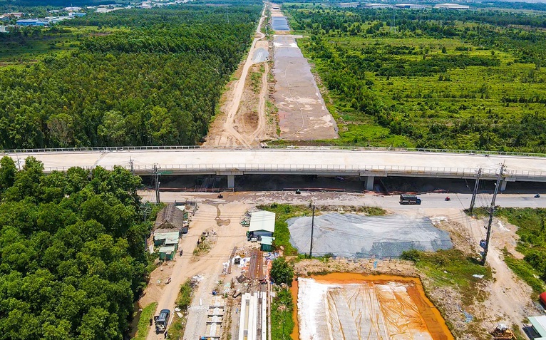 Cận mốc phải đưa vào khai thác, vành đai 3 TP.HCM đoạn phía tây còn ngổn ngang