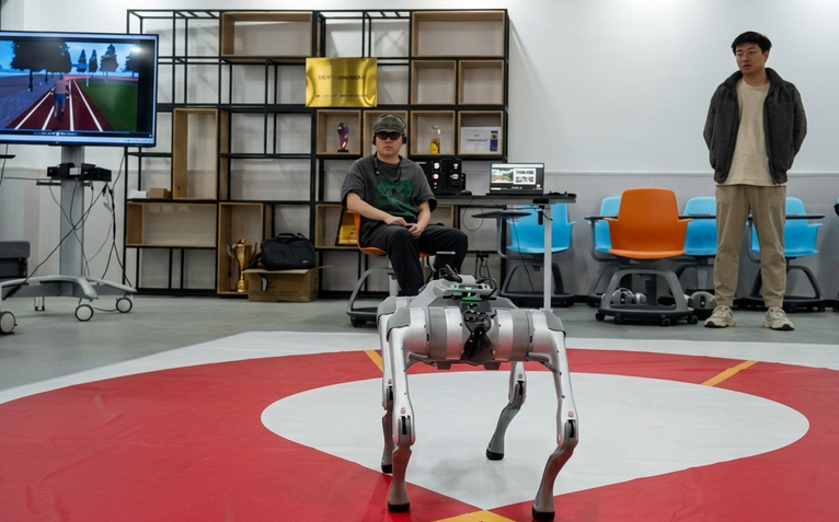 Điều khiển chó robot chỉ bằng suy nghĩ, viễn tưởng nay thành hiện thực