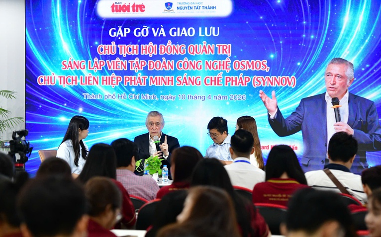 Chủ tịch Liên hiệp phát minh sáng chế Pháp giao lưu với sinh viên học tại báo Tuổi Trẻ