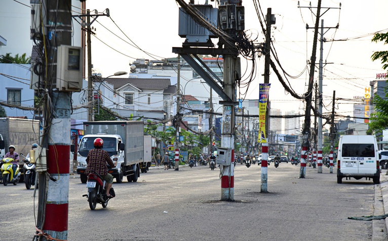 Vì sao 200 cột điện trên đường Nguyễn Thị Định chưa thể di dời?