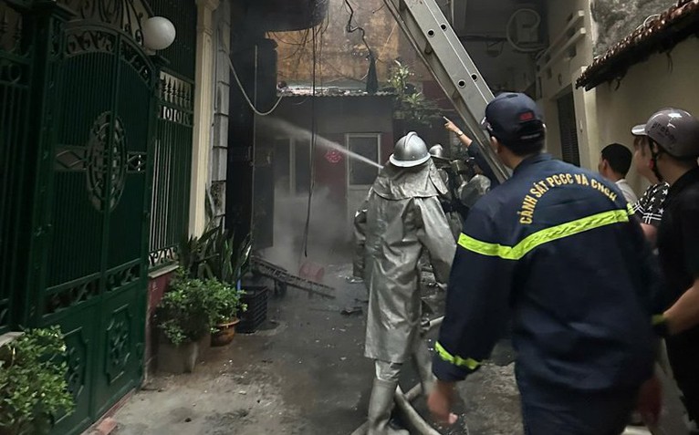 Cháy nhà trong ngõ sâu Hà Nội, 1 người đi cấp cứu