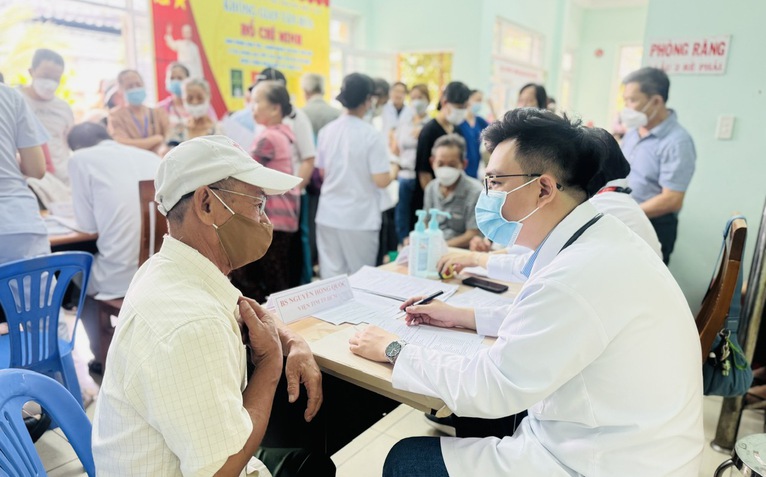 Hơn 100 bệnh viện ở TP.HCM về trạm y tế khám sức khỏe miễn phí, người dân hào hứng xếp hàng từ sớm