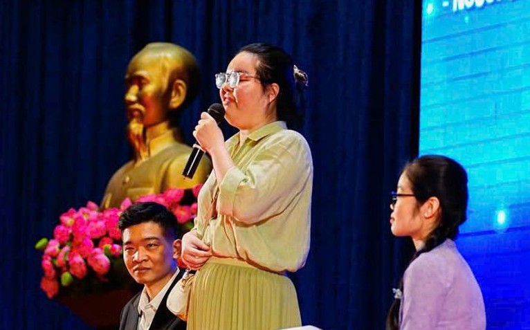 Nữ sinh viên ngành quan hệ quốc tế: Khiếm thị đời vẫn thú vị