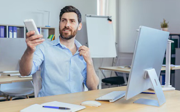 Ngồi điều hòa dễ bị thiếu nước hơn làm việc dưới trời nắng nóng?