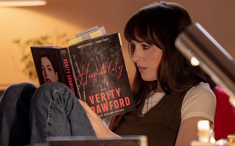 Anne Hathaway và Dakota Johnson trao nụ hôn đẫm máu trong teaser Verity