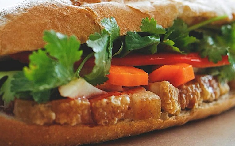 Bánh mì heo quay bất ngờ vào top 100 món ngon nhất Đông Nam Á, qua mặt cả phở