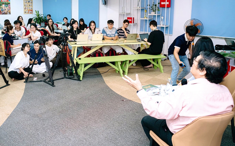 'Tôi ân hận vì chưa đưa con đi… nhặt rác'