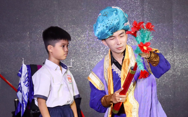Một ngày làm tuổi thơ rực sáng: Sinh viên TP.HCM đưa kịch và ảo thuật đến trẻ em cơ nhỡ