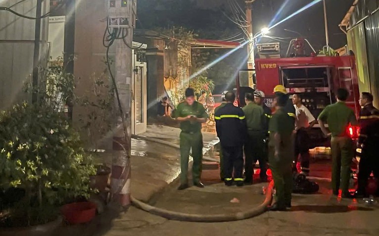 Phát hiện 1 thi thể trong căn nhà 2 tầng bốc cháy lúc rạng sáng ở Hà Nội