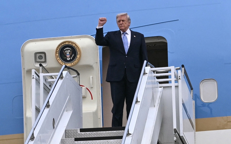 Ông Trump giơ nắm tay thể hiện quyết tâm khi lên chuyên cơ rời Trung Quốc