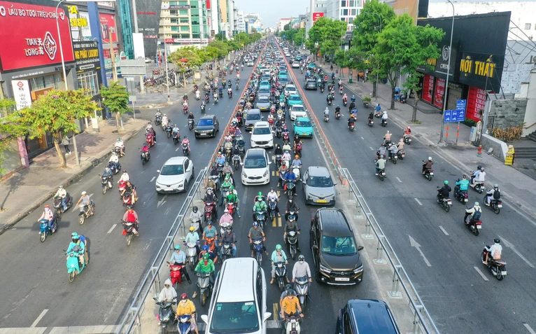 Giao thông đường Cộng Hòa ổn định trong sáng đầu tiên phân làn đảo chiều