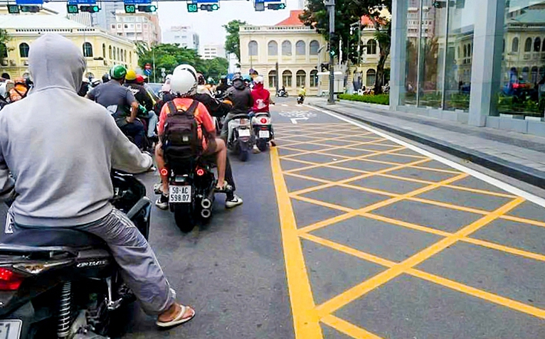 Đường đông không thể nhanh, còi xe cũng vô ích