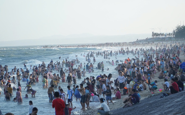 Nắng đẹp, biển Phan Thiết - Mũi Né tấp nập du khách dịp lễ 30-4