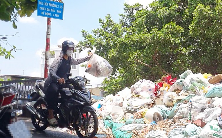 Sở Nông nghiệp TP.HCM đề nghị 5 phường xử lý điểm tồn đọng rác thải sau phản ánh của báo Tuổi Trẻ