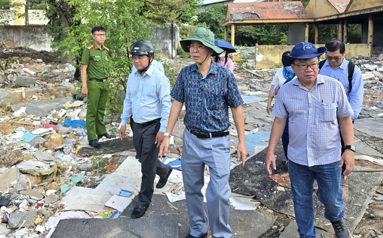 Lãnh đạo Sở NN&MT TP.HCM đề nghị giải pháp ngăn chặn đổ rác trộm tại nghĩa trang Bình Hưng Hòa