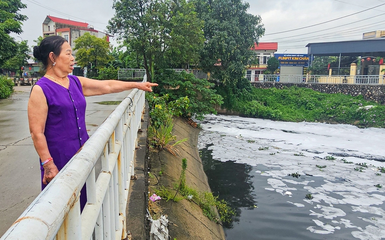 Sông Cầu nước chảy chia hai, bên đen ô nhiễm bên vàng phù sa